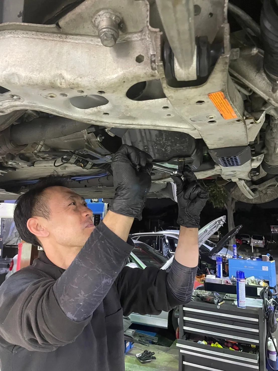 サービス工場で車両を点検する整備士